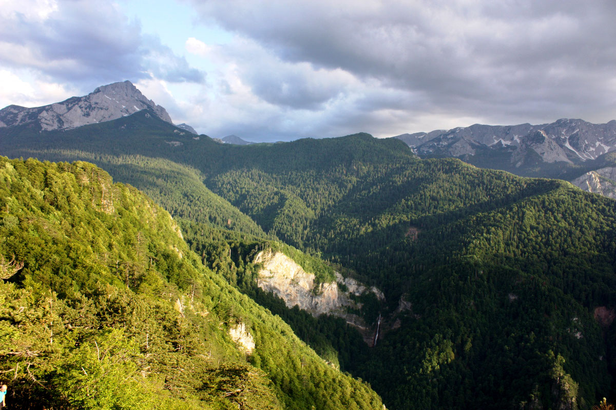 Prašuma Perućica sa vodopadom Skakavac