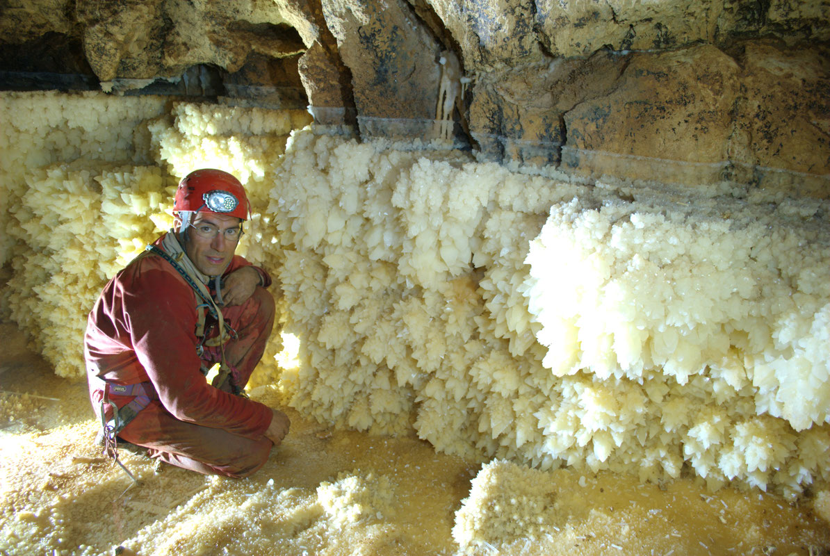 Pećina Govještica, kristali kalcita u dvorani Bižu