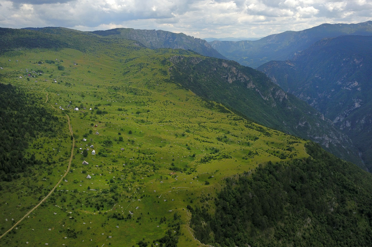Karstni plato sa vrtačama iznad doline Tare