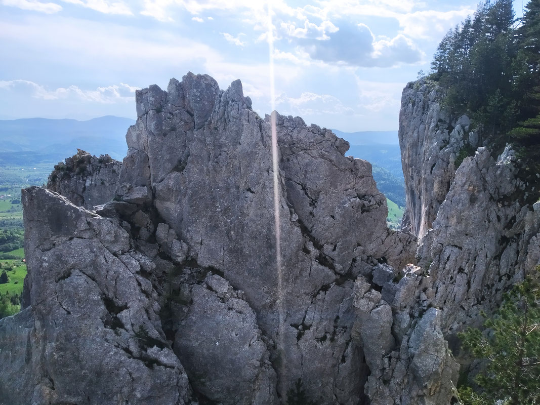 Oštri vrhovi krečnjačke stijenske mase