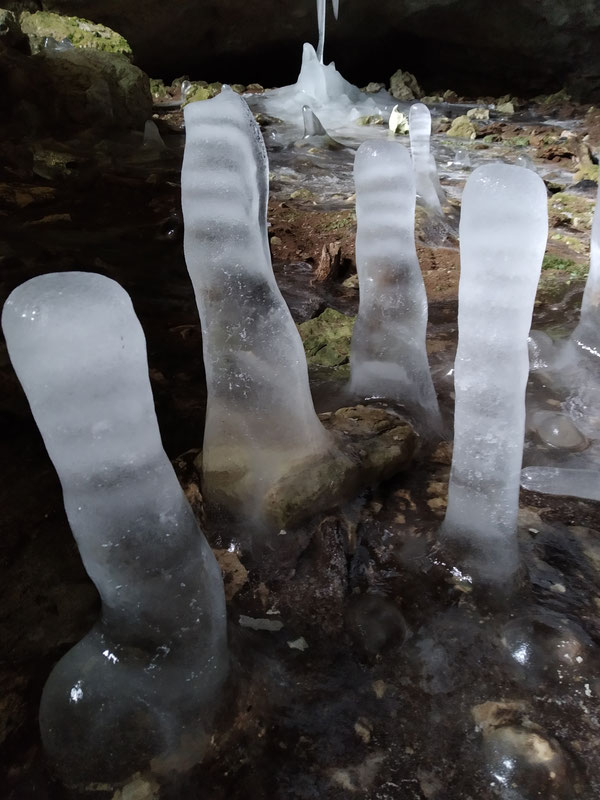 Ledene formacije u pećini