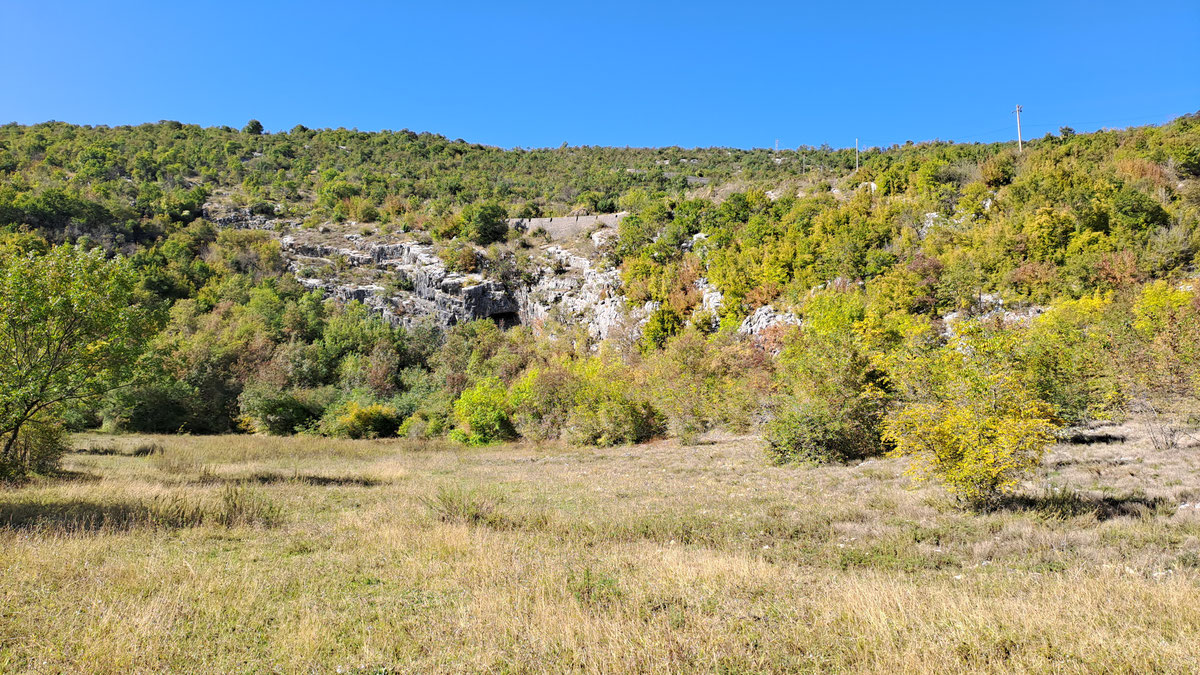 Ulaz u Veliku pećinu, razvijenu u prevlaci Ljut, između Dabarskog i Fatničkog polja