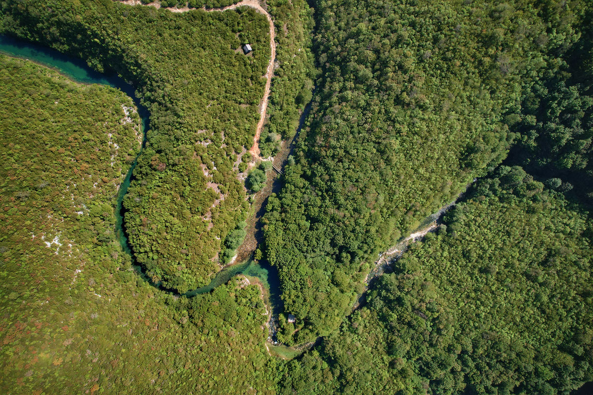 Izvorišni dio Sane, sa ušćem Korane (upravna na tok Sane)
