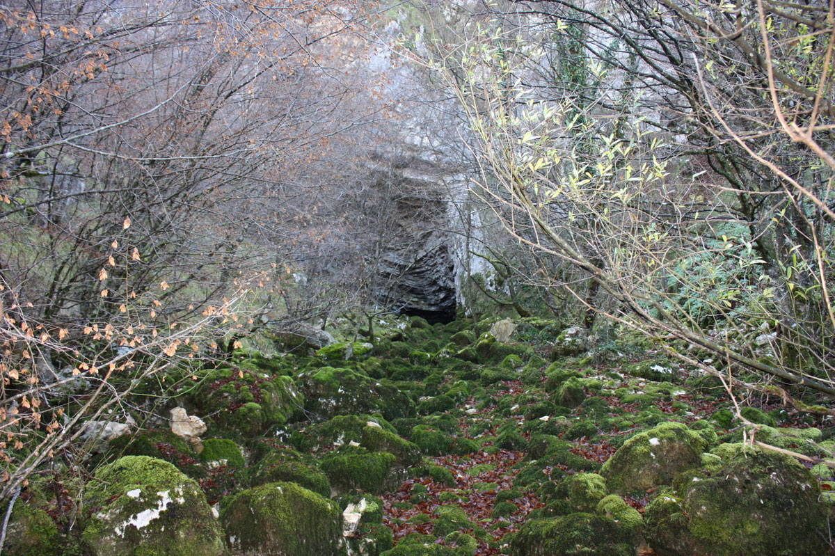 Korito toka iz pećine Mračaj u sušnom periodu